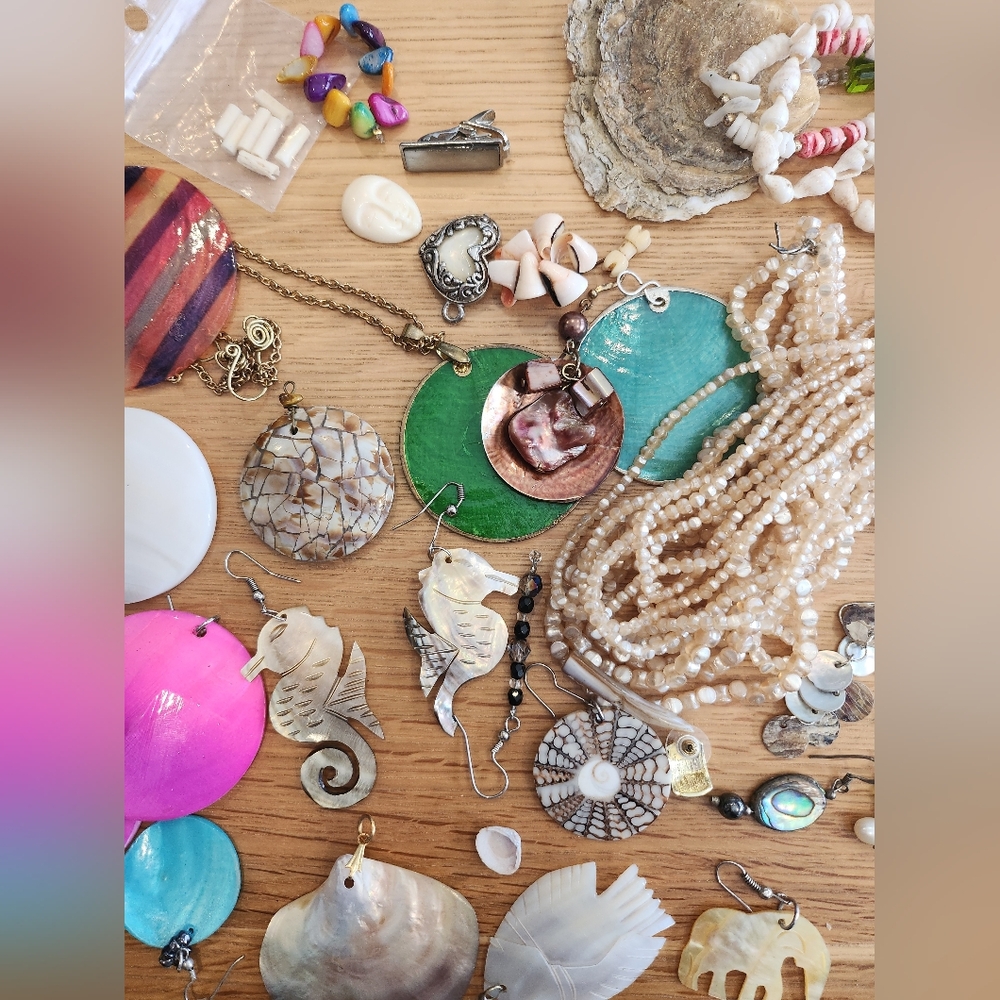 Assorted Shell and Bead Jewelry Collection - Picture 7 of 10